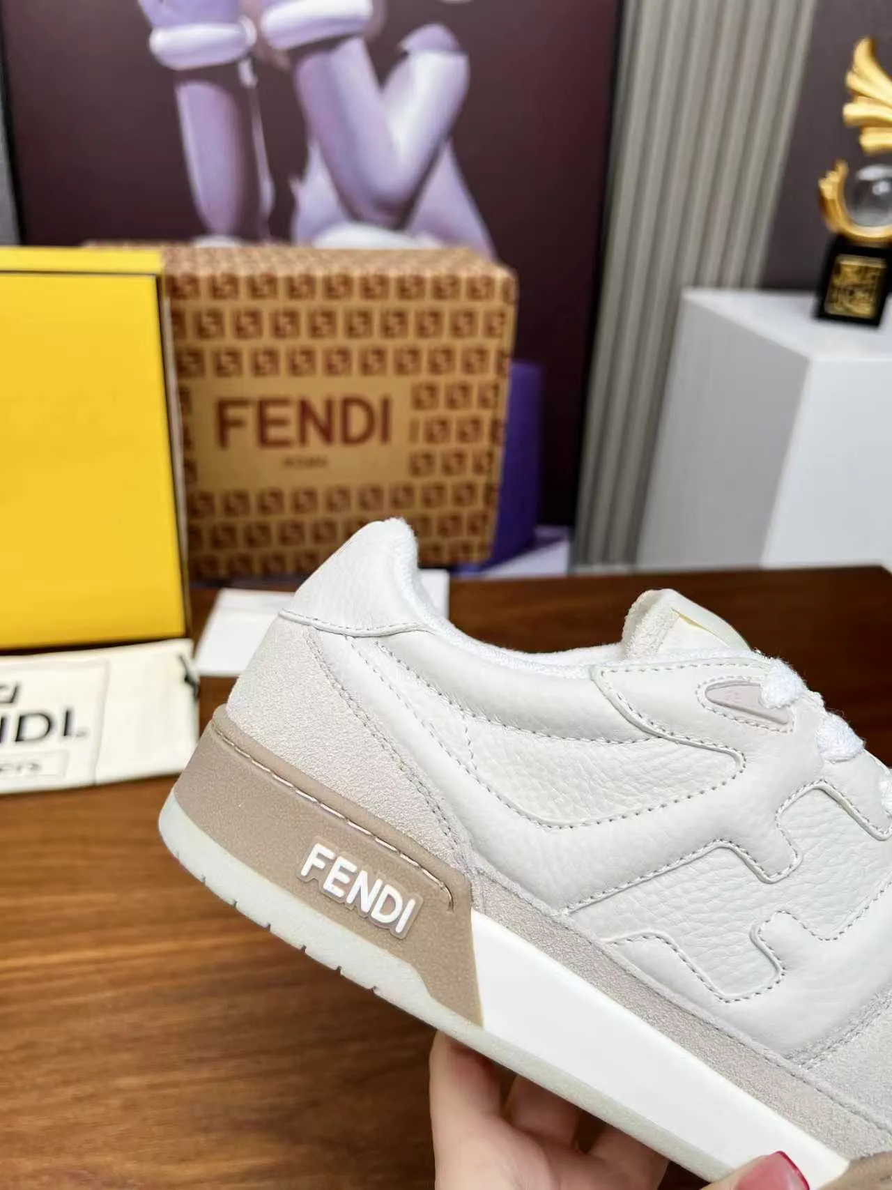 Factory price 660💰 Fendi·Fendi⛳️Hot-selling 35--45 couple model👫 FD match Original purchase for RMB14340 One-to-one reproduction Designer Kim Jones's first sneaker fendi match and Donkey brand Trainer basketball sneakers, fresh blood injected with FF retro design Super good-looking and versatile, the upper is made of cowhide and cowhide splicing combination, with concave and convex double F on the side The logo lining is made of terry velvet 🤗Super soft on the feet, lightweight and comfortable to match with a sweatshirt, original full package! ✦ Fabric: cowhide + cowhide color matching ✦ Lining: original terry velvet lining ✦ Sole: original molded multi-color color matching sole ✦ Sole: mesh injection molding pad ✦ Sole thickness: 3.5cm ✦ Female size: 35--40, female 40 customized ✦ Male size: 39--45, male 45 customized
